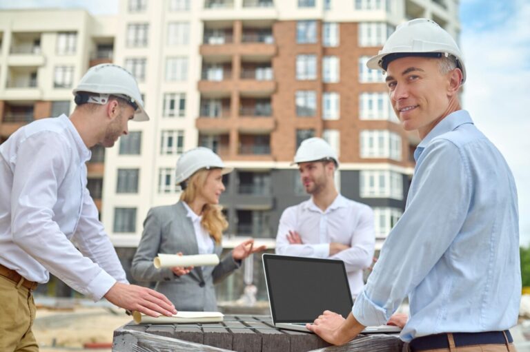 worker standing his three coworkers construction site 259150 60514